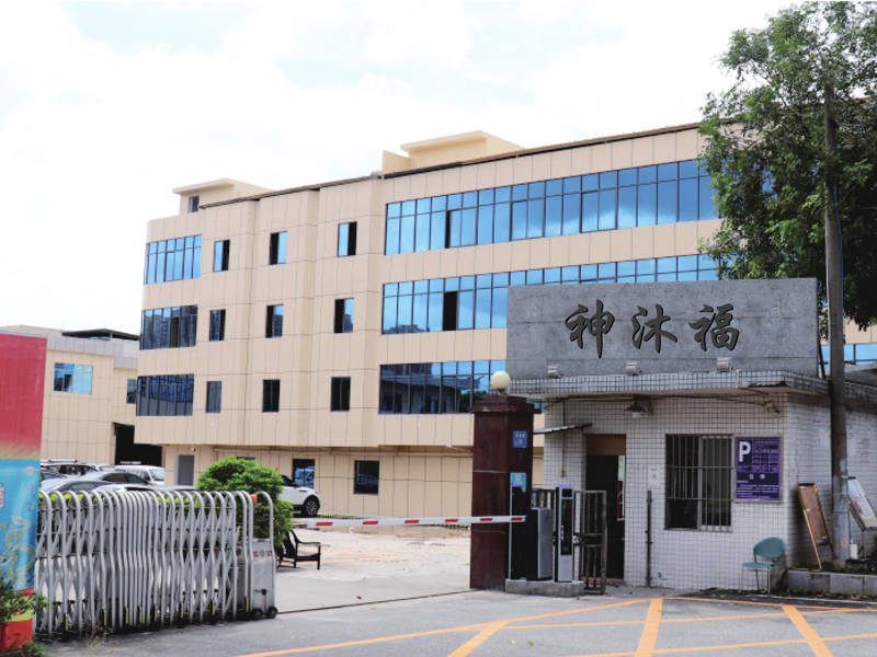 廠(chǎng)房門(mén)口